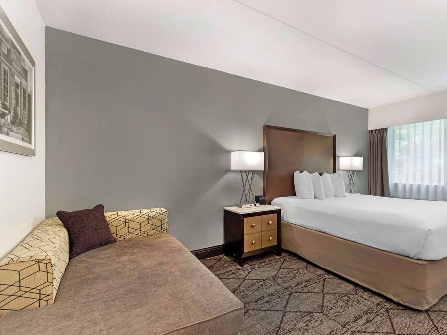 Ropa de cama de alta calidad, colchones con pillow-top y escritorio