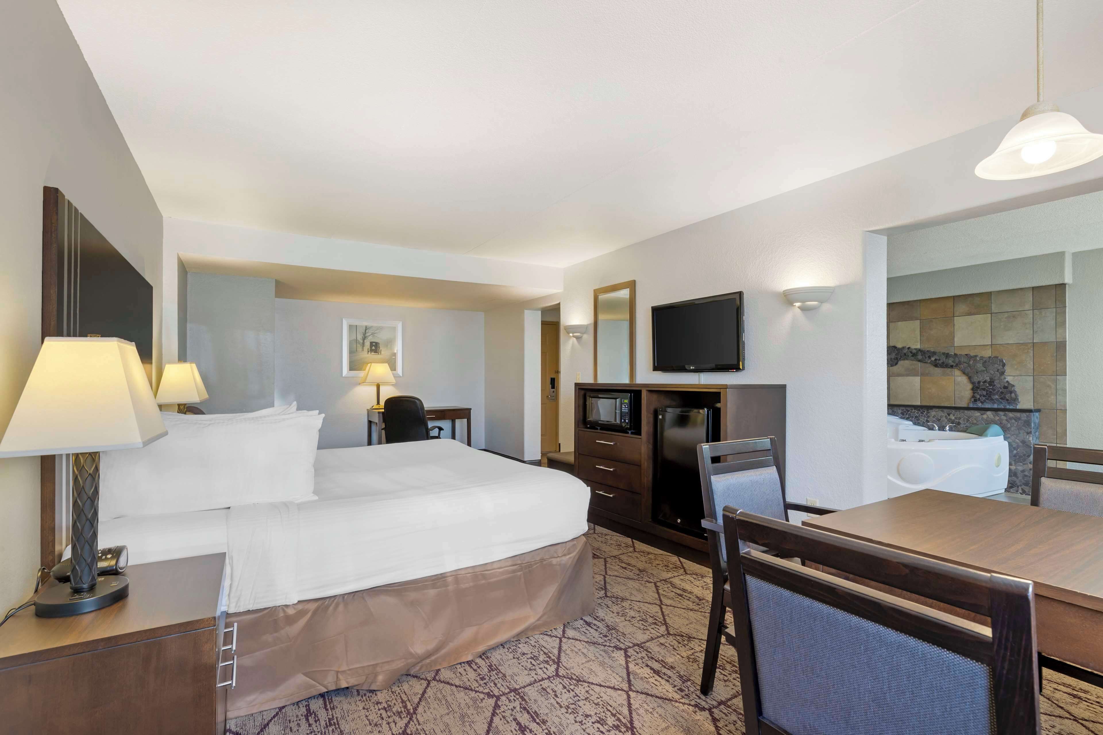 suite, 1 king bed, non smoking, hot tub | premium bedding, pillow-top beds, desk, laptop workspace
