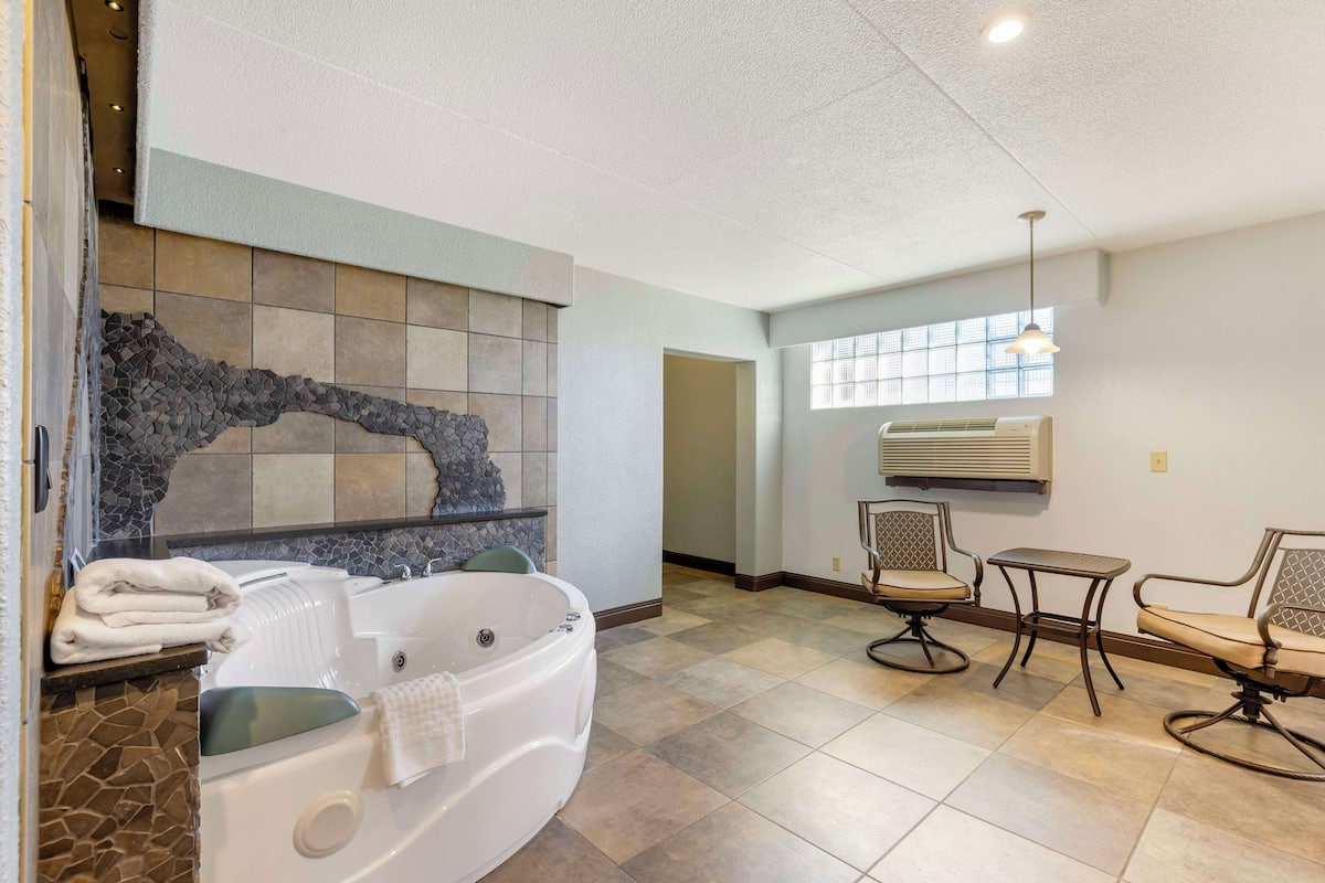 Phòng Suite, 1 giường cỡ king, không hút thuốc, bồn tắm nước nóng | Bộ đồ giường cao cấp, nệm có lớp đệm bông, bàn