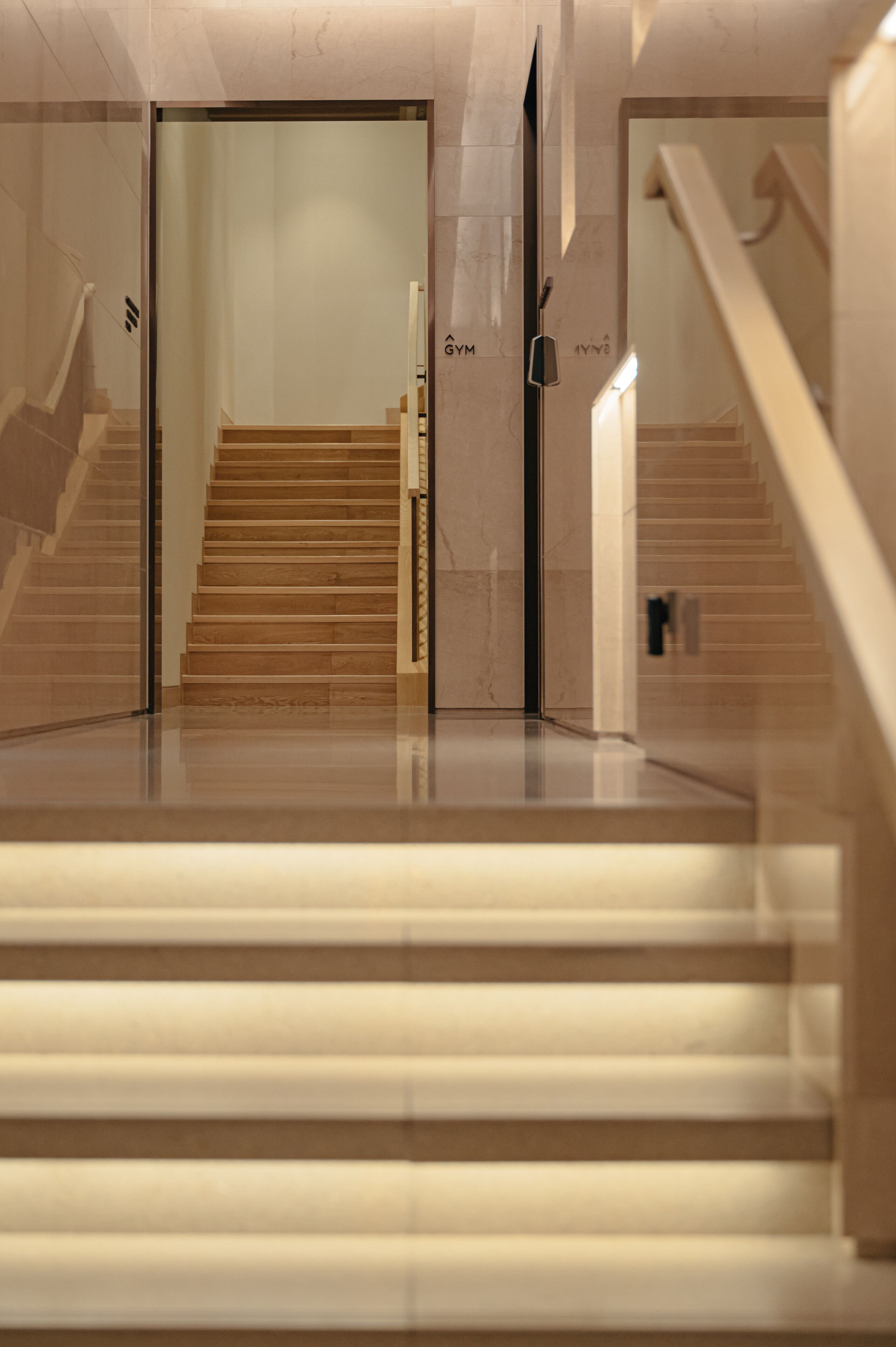 Ein modernes Interieur mit einer Treppe, die in einen Fitnessbereich führt.