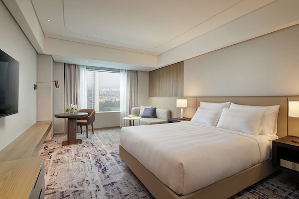 Kamar Double Deluks, pemandangan danau | Seprai premium, selimut bulu angsa, brankas, dan meja kerja