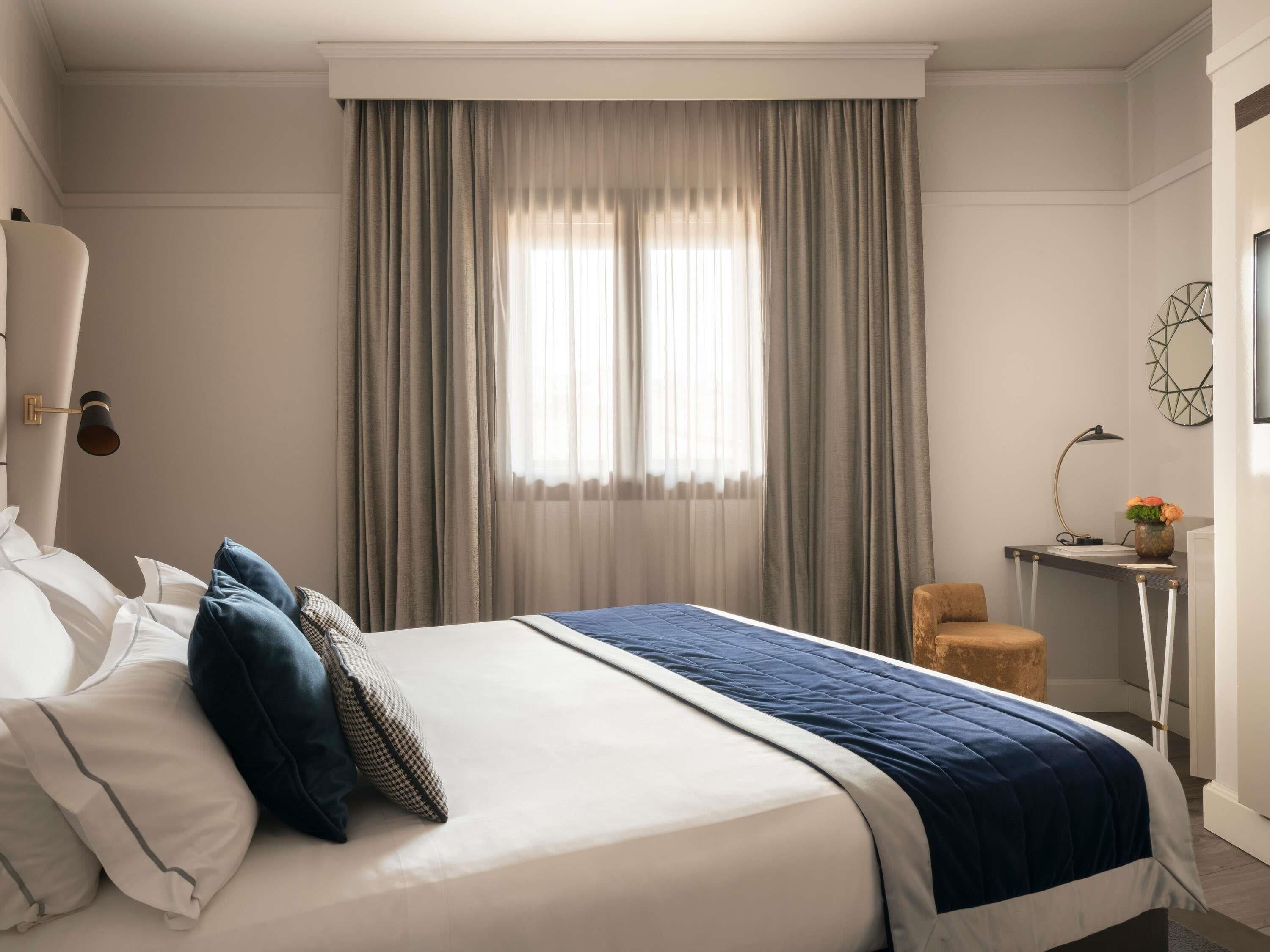 Rom – superior, 1 queensize-seng | Sengetøy av topp kvalitet, minibar, safe på rommet og skrivebord
