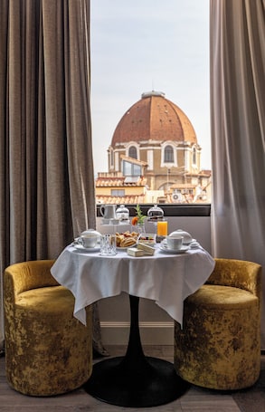 Una mesa lista para el desayuno con vistas a un edificio en forma de cúpula.