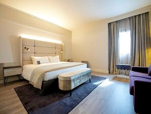 Junior suite, 1 kingsize bed | Luxe beddengoed, een minibar, een kluis op de kamer, een bureau