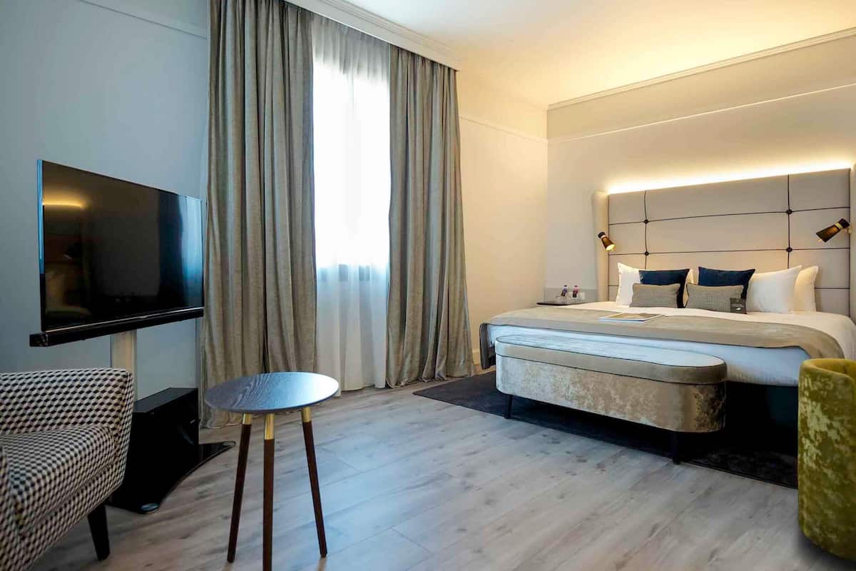 Suite, 1 Queen-Bett | Hochwertige Bettwaren, Minibar, Zimmersafe, Schreibtisch
