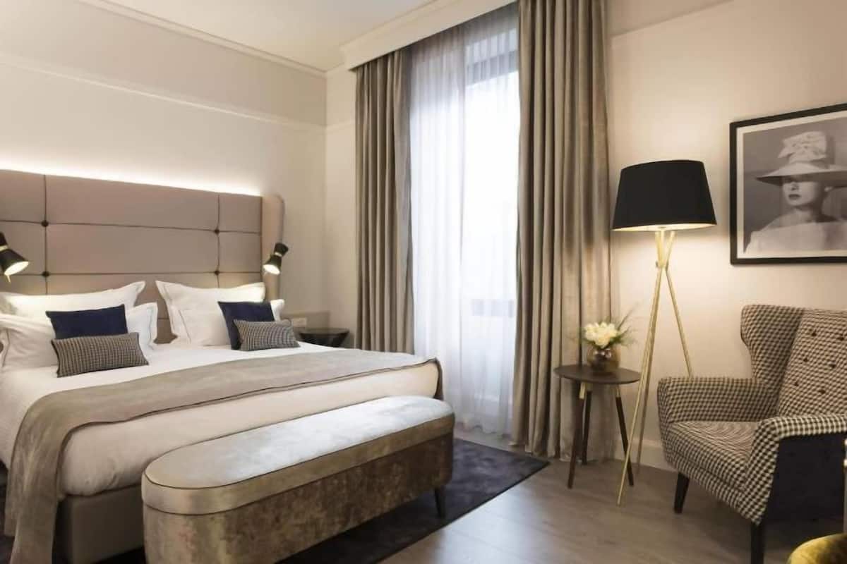 Premium bedding, minibar, in-room safe, desk