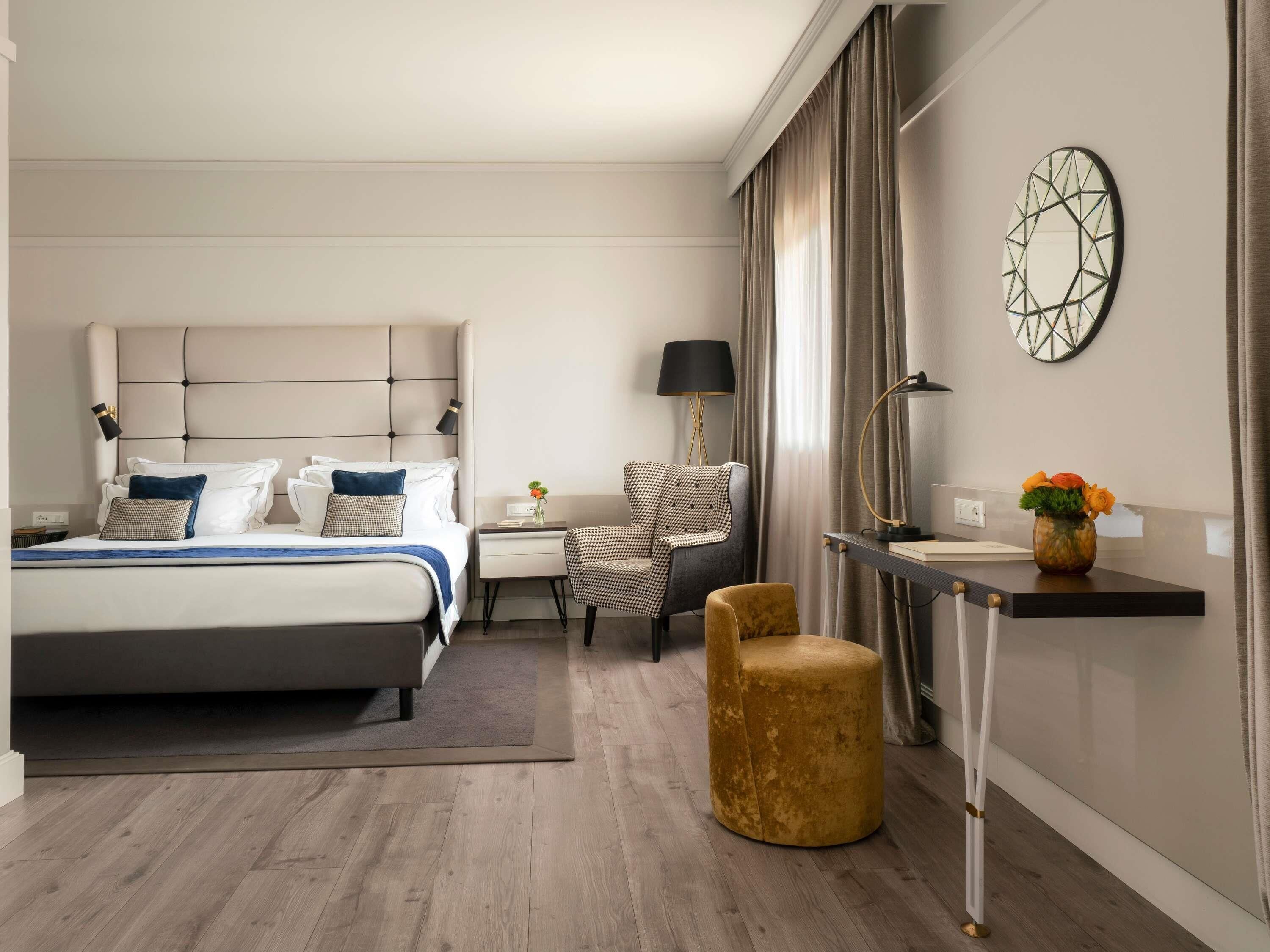 Ylelliset vuodevaatteet, minibaari, tallelokero huoneessa, työpöytä