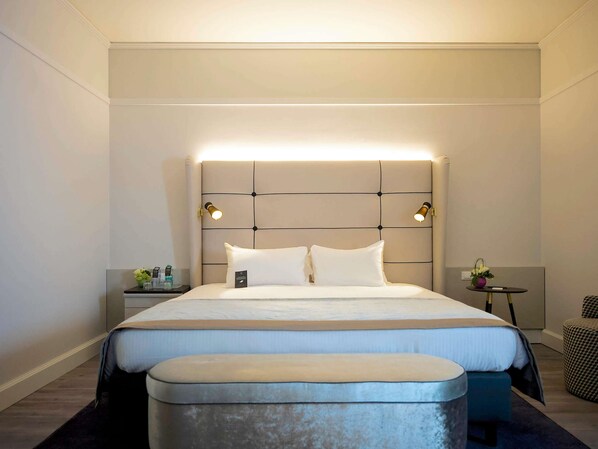 Sengetøy av topp kvalitet, minibar, safe på rommet og skrivebord
