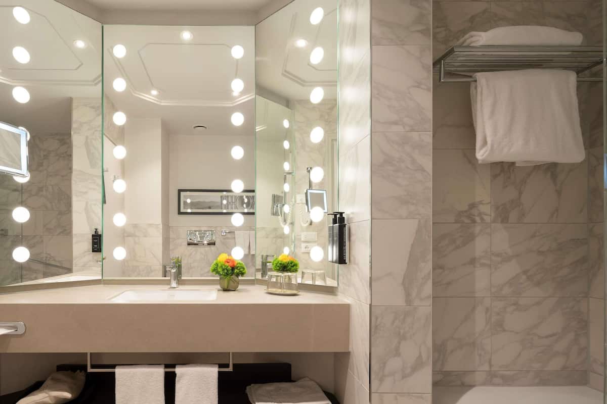 Biancheria da letto di alta qualità, minibar, cassaforte in camera