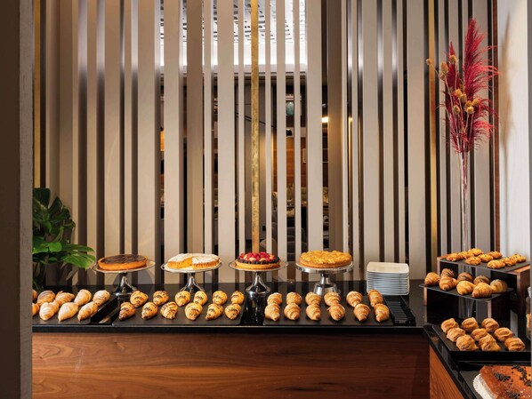 Petit déjeuner complet (23 EUR par personne)