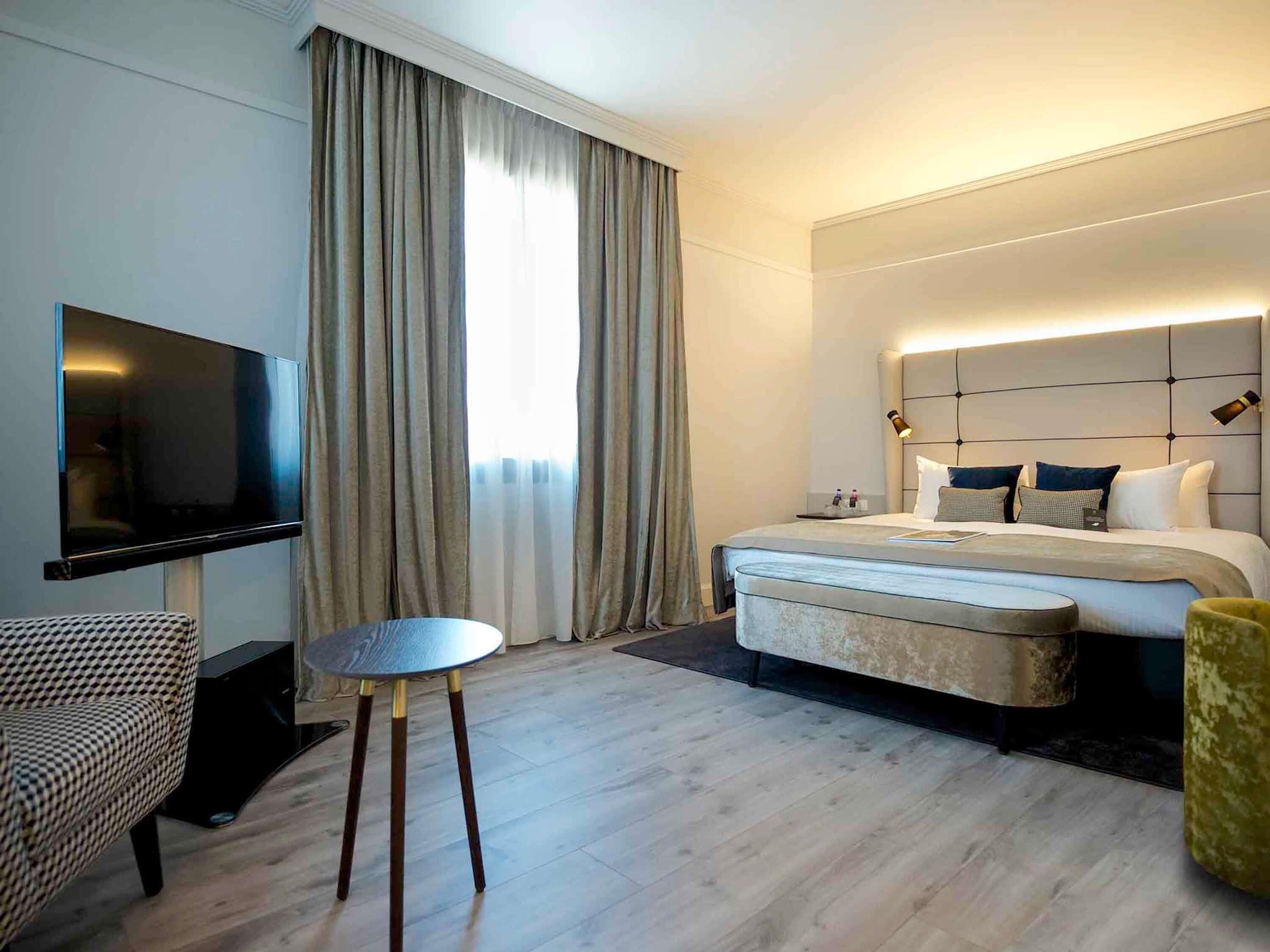 Suite, 1 Queen Bed | Premium bedding, minibar, in-room safe, desk