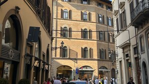 Un hôtel de style architectural européen classique, caractérisé par des fenêtres en arc et une entrée centrale.