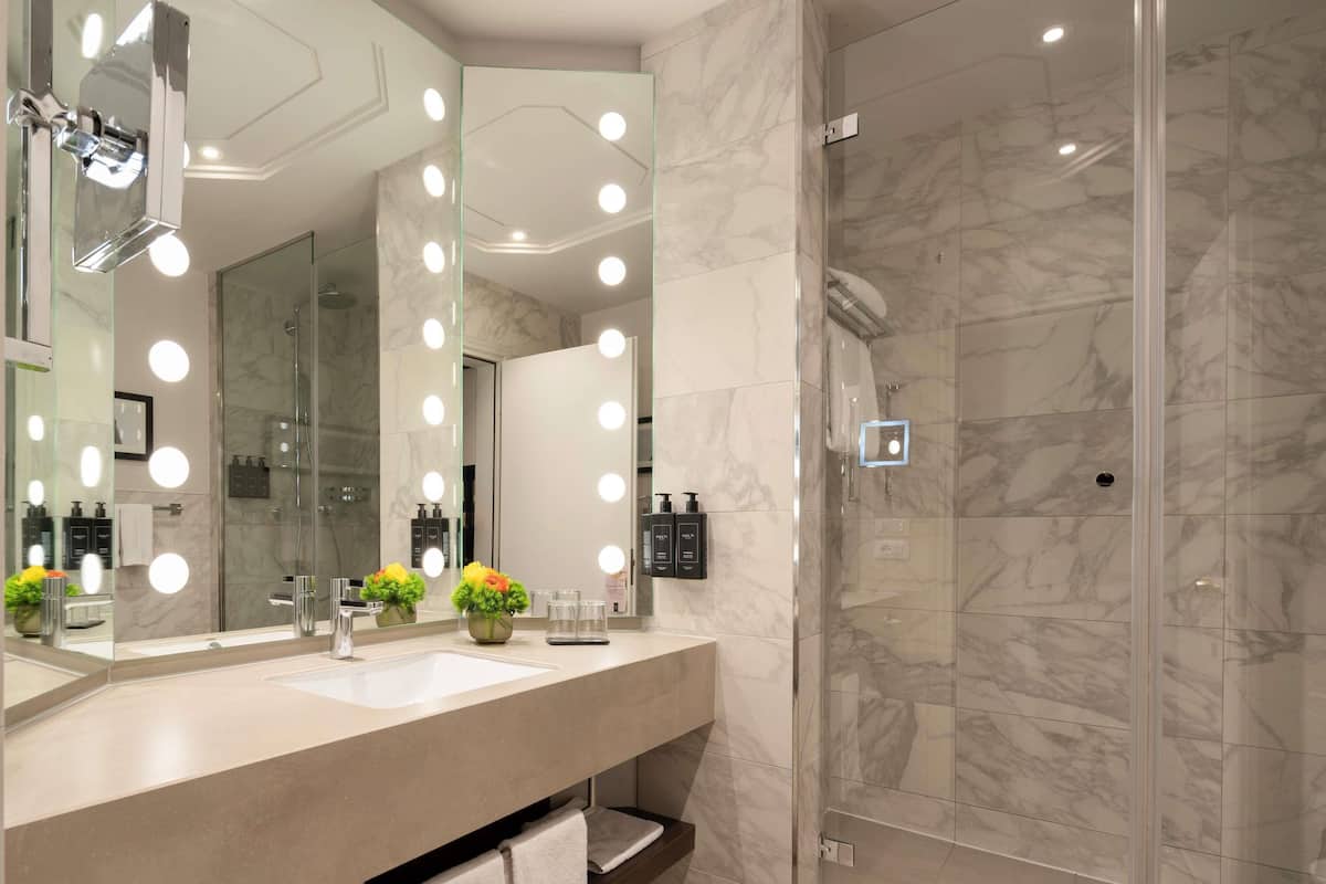 Biancheria da letto di alta qualità, minibar, cassaforte in camera