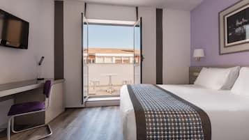 Minibar, caja de seguridad en la habitación y escritorio
