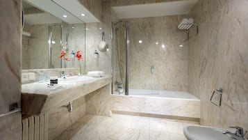 Een bad, designer toiletartikelen, een haardroger, een bidet