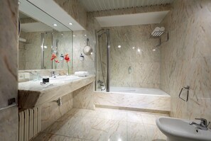 Tab mandi, kelengkapan dandanan diri berjenama, pengering rambut, bidet 
