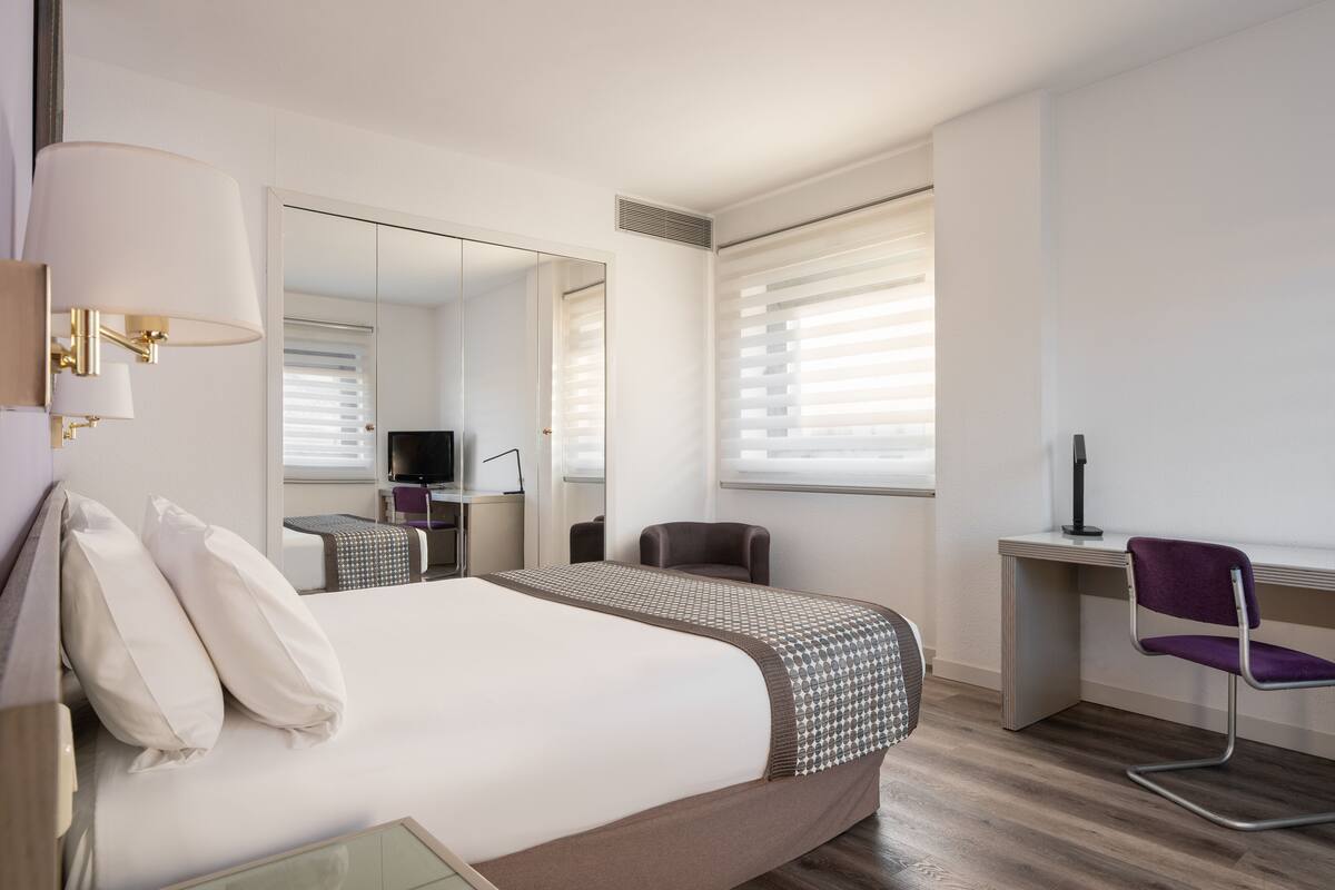 Suite – junior | Minibar, safe på rommet, skrivebord og strykejern/-brett