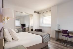 Suite junior | Minibar, caja fuerte, escritorio y tabla de planchar con plancha