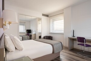 Suite junior | Minibar, caja fuerte, escritorio y tabla de planchar con plancha