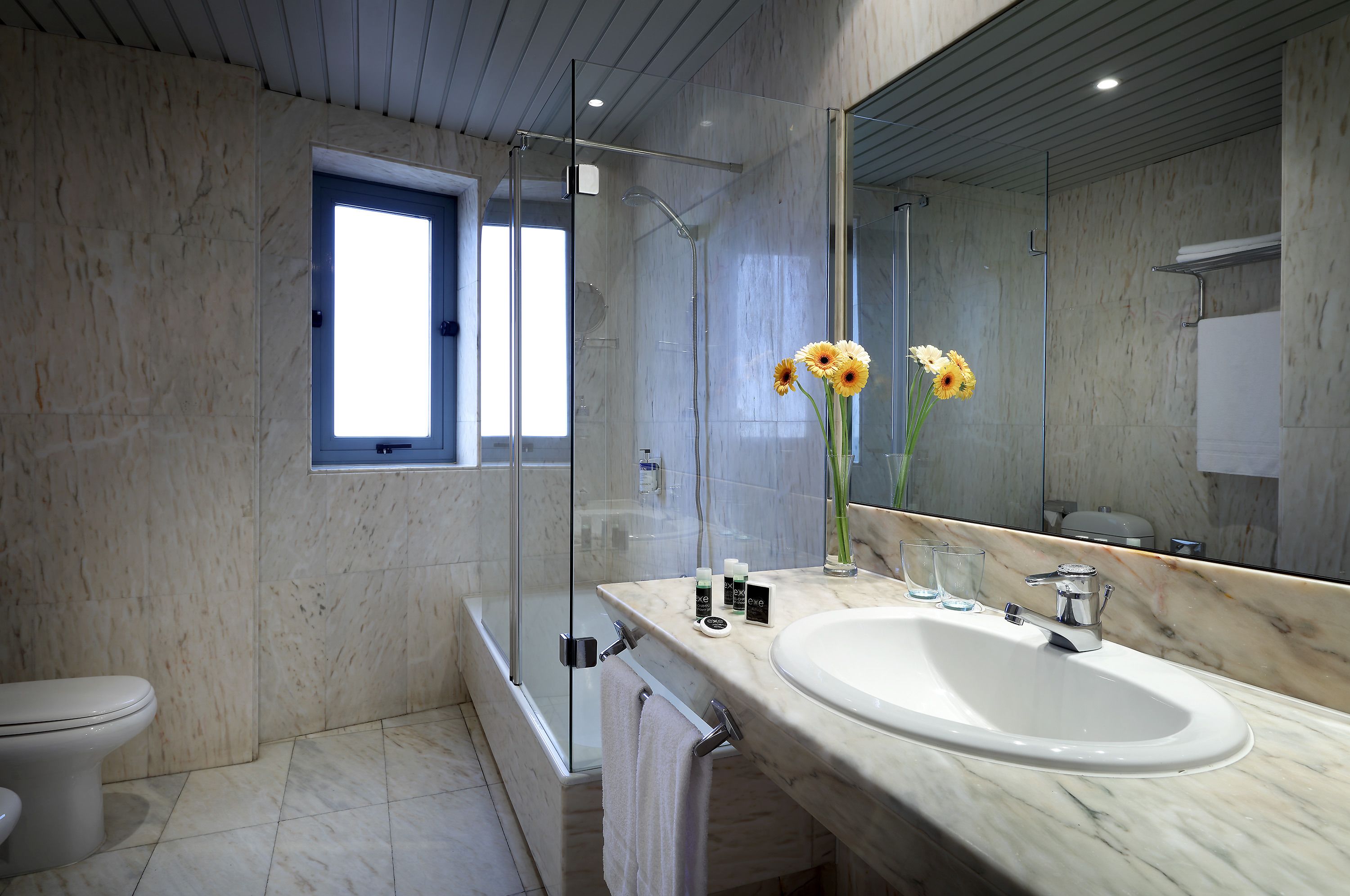 Premium Room | Bathroom | Bathtub, designer toiletries, hair dryer, bidet