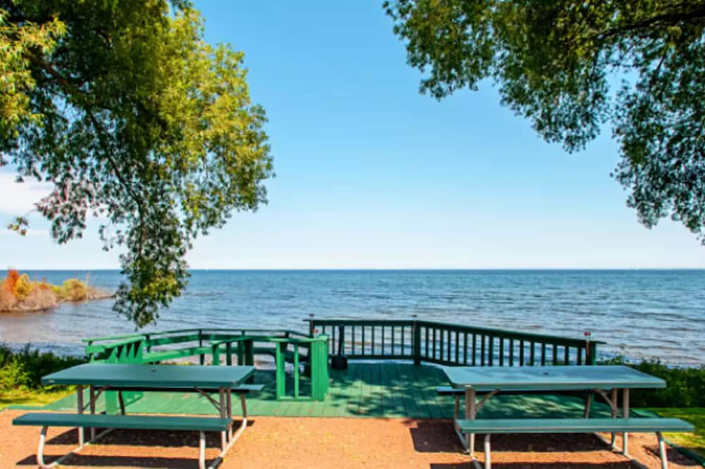 Econo Lodge Menomonie On The Bay - Egg Harbor