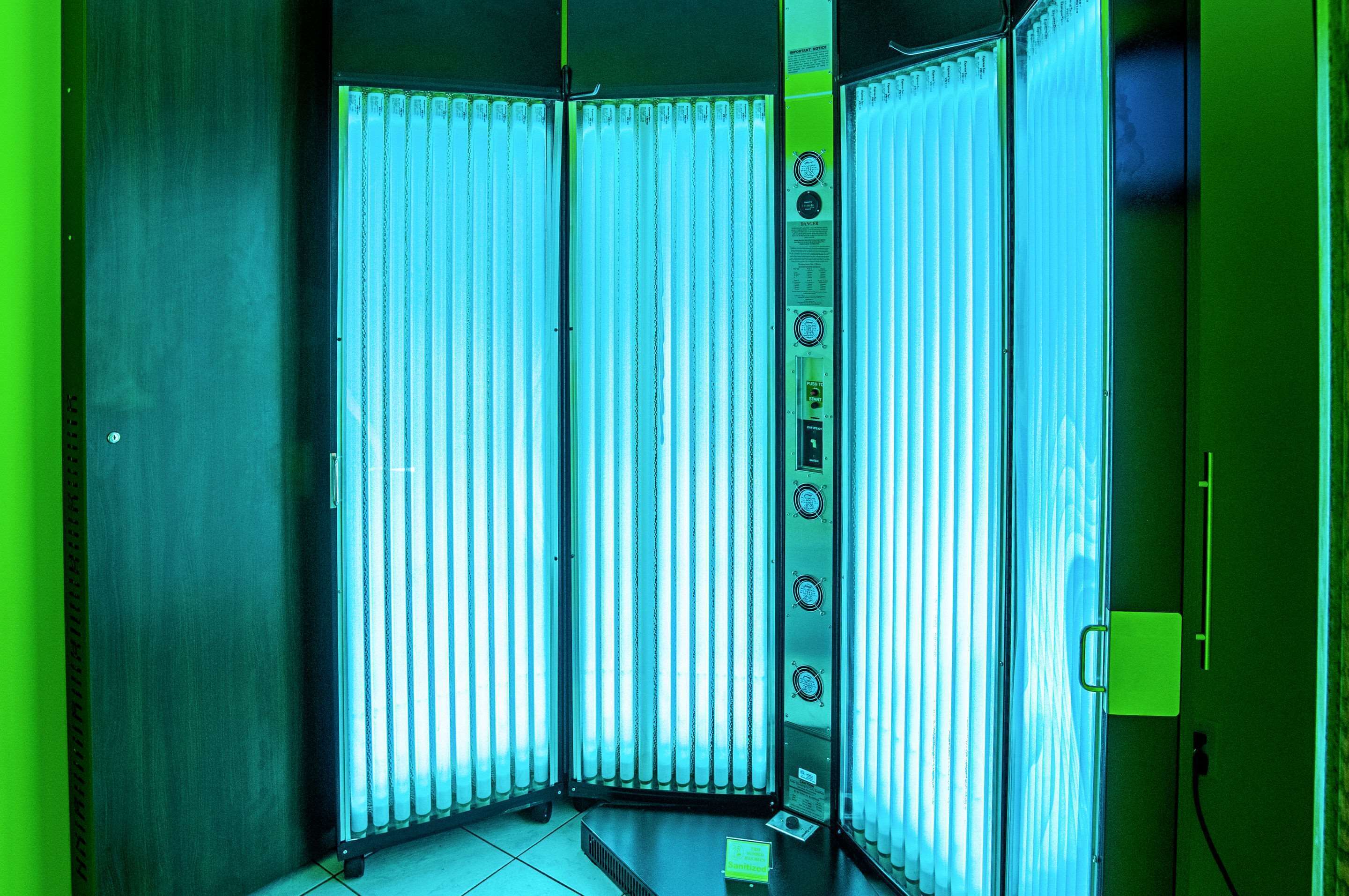 Quarto com uma janela grande, termostato e tomada.
