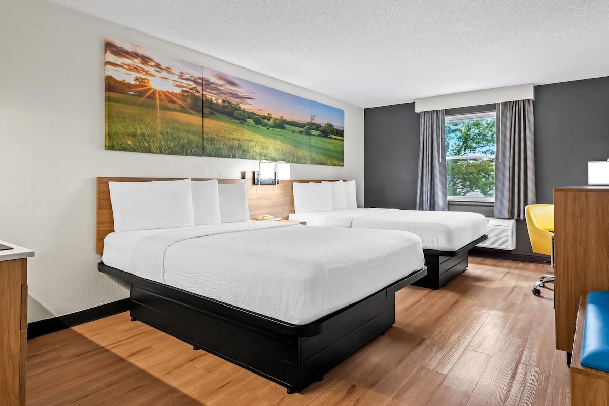 Deluxe Suite, 2 Queen Beds, Non Smoking | 客房内保险箱、办公桌、熨斗/熨衣板、免费 WiFi