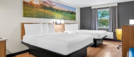 Svit Deluxe - 2 queensize-sängar - icke-rökare | Värdeförvaringsskåp på rummet, skrivbord och strykjärn/strykbräda