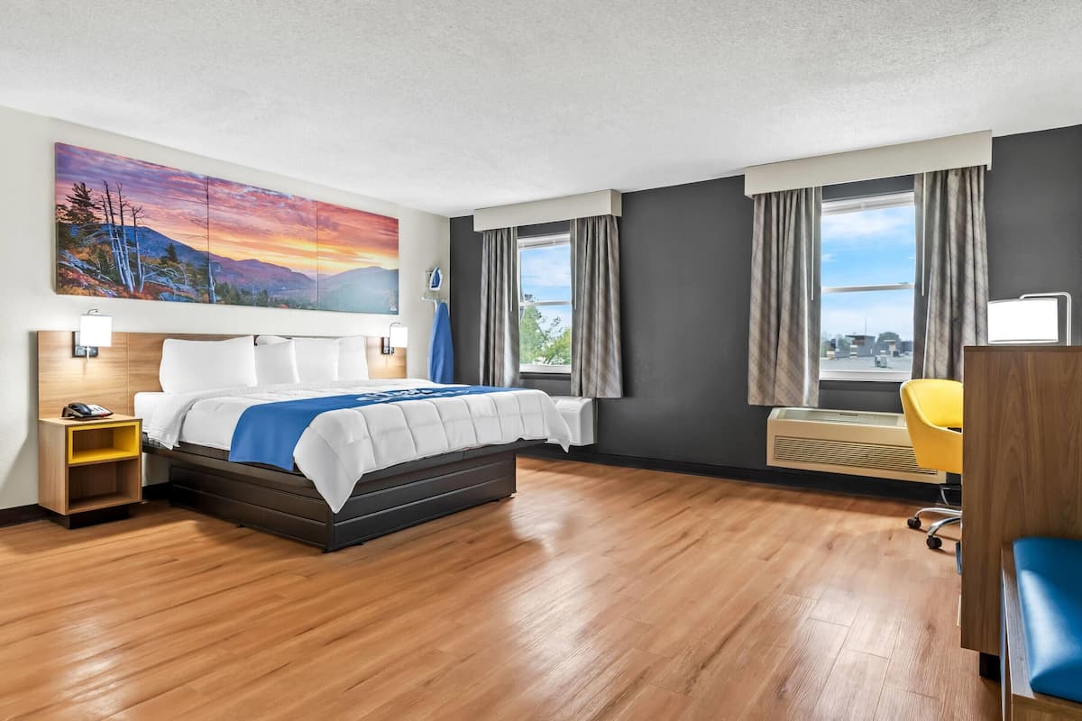 Studio Suite, 1 Queen Bed, Non Smoking | In-room safe, desk, iron/ironing board, free cribs/infant beds