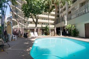 Piscine extérieure, chaises longues