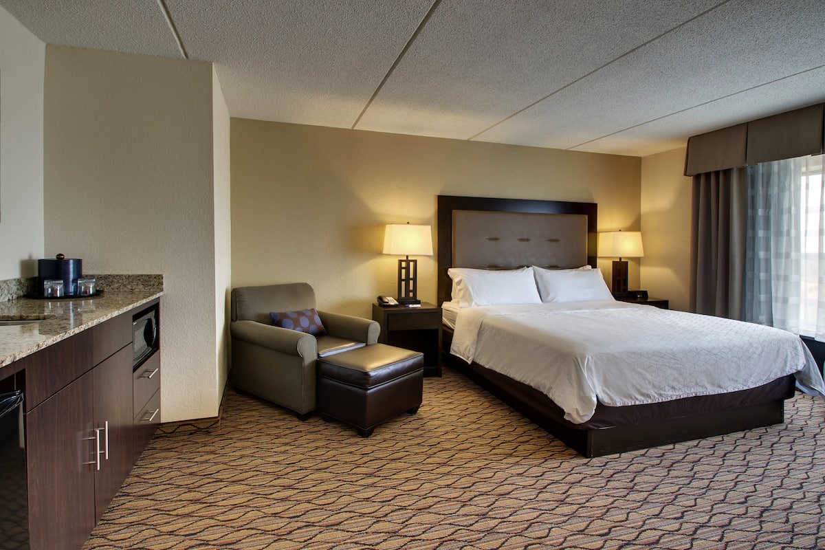 Standard Room, 1 King Bed (Wet Bar) | Premium bedding, in-room safe, desk, laptop workspace