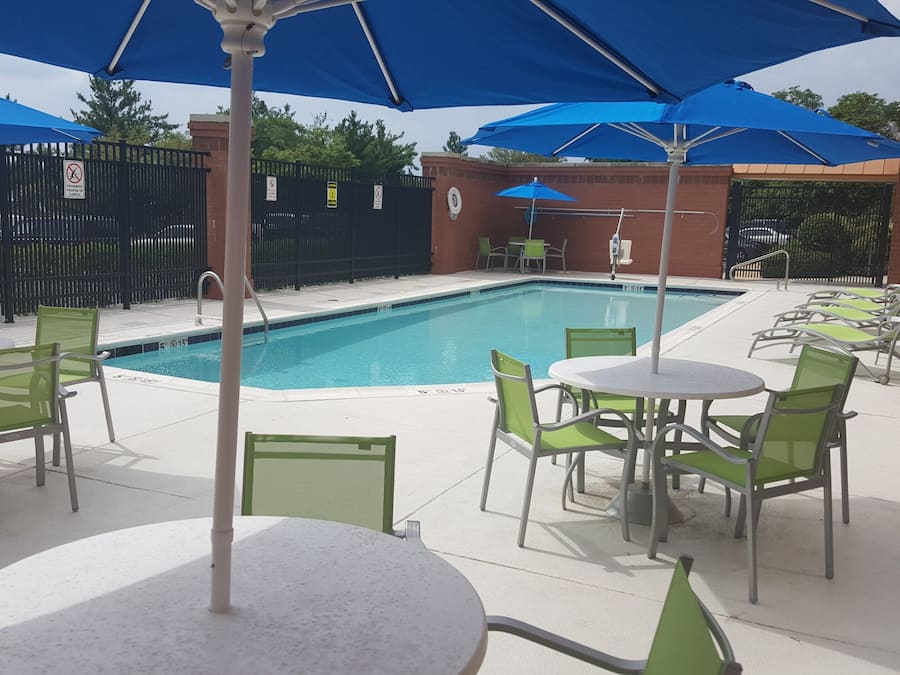 Una piscina al aire libre de temporada