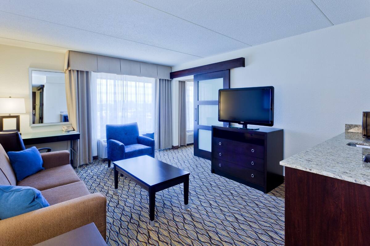 Suite, 1 kamar tidur | Seprai premium, brankas, meja kerja, dan ruang kerja ramah laptop