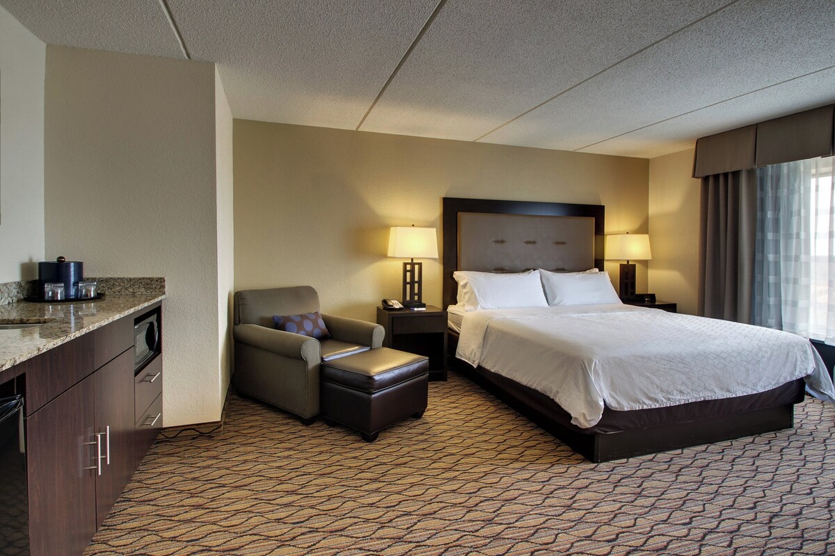 Standard Room, 1 King Bed (Wet Bar) | Premium bedding, in-room safe, desk, laptop workspace