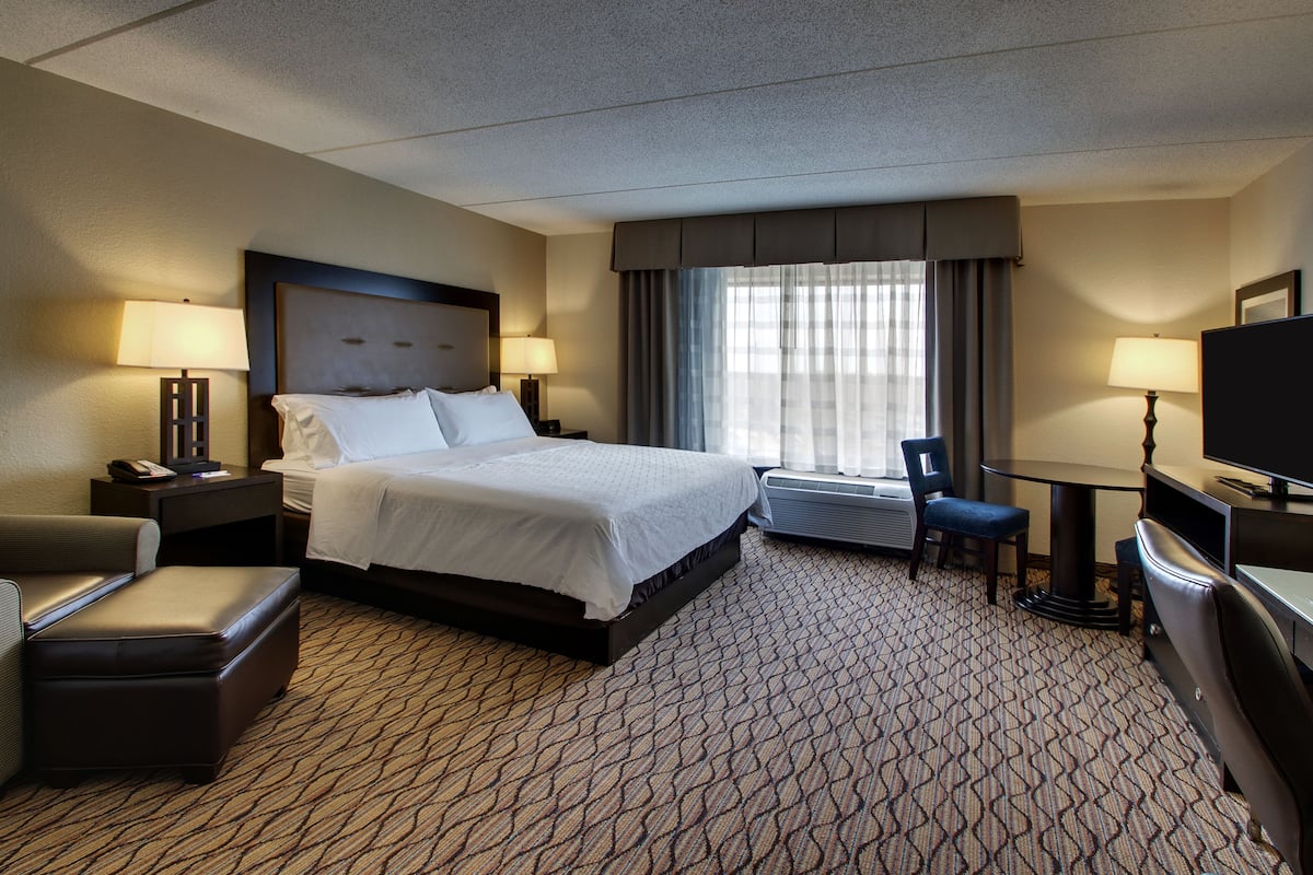 Standard Room, 1 King Bed (Wet Bar) | 1 bedroom, premium bedding, in-room safe, desk