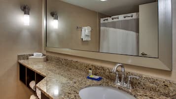 Bañera y ducha independientes, artículos de tocador gratuitos