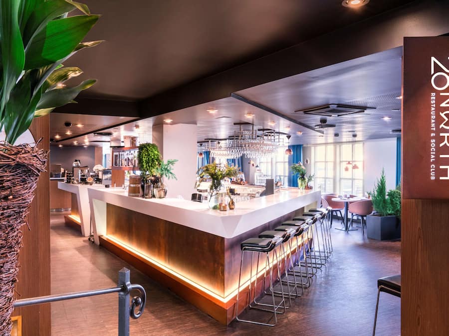 Suguhan santap malam alfresco, buka setiap hari