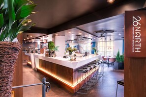 Alfresco dining, serves lunch and dinner - Radisson Blu Royal Hotel, Bergen (Bergen)