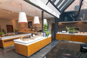 Petit déjeuner buffet (249 NOK par personne)