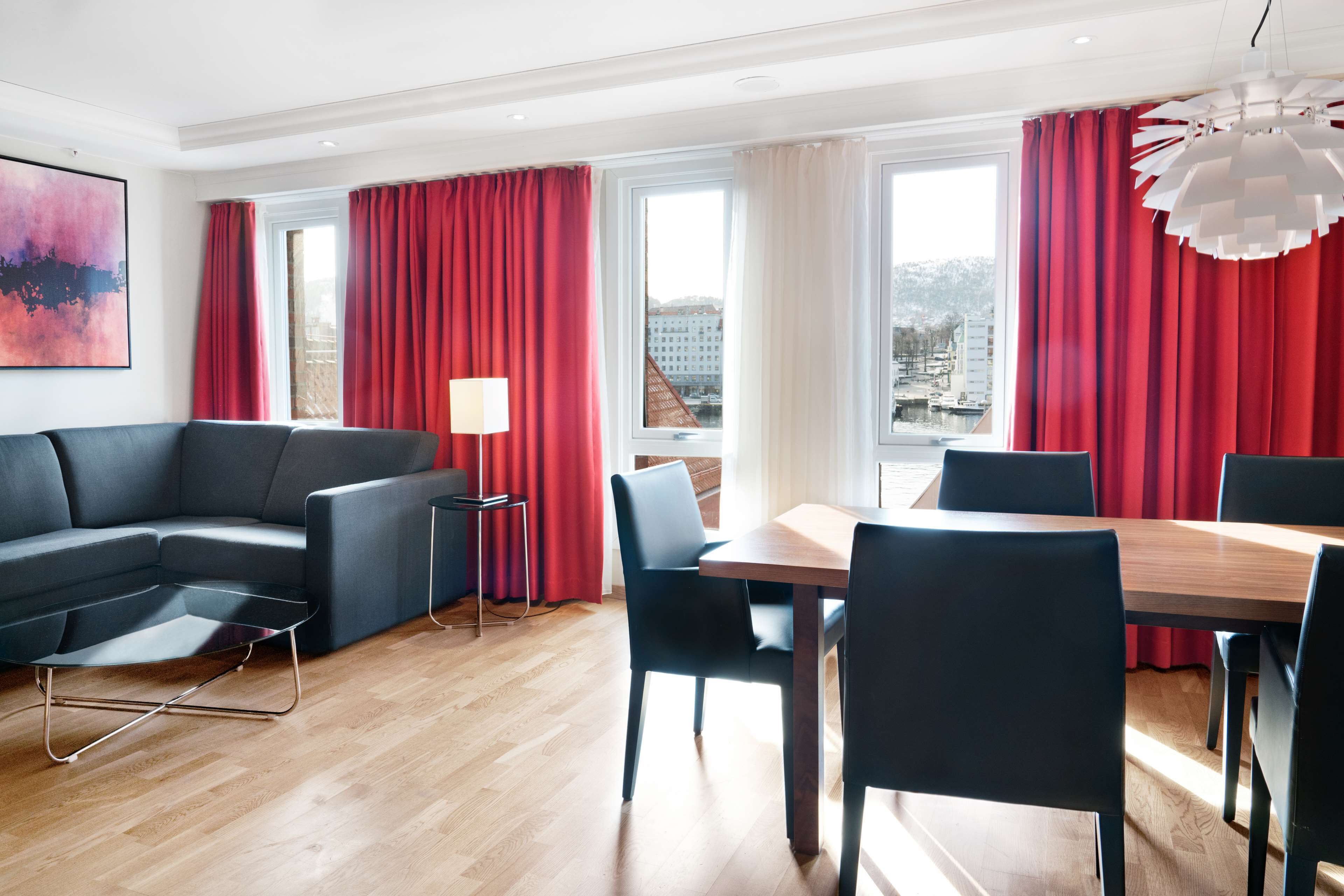 Safe på rommet, skrivebord og skrivebord for bærbar PC