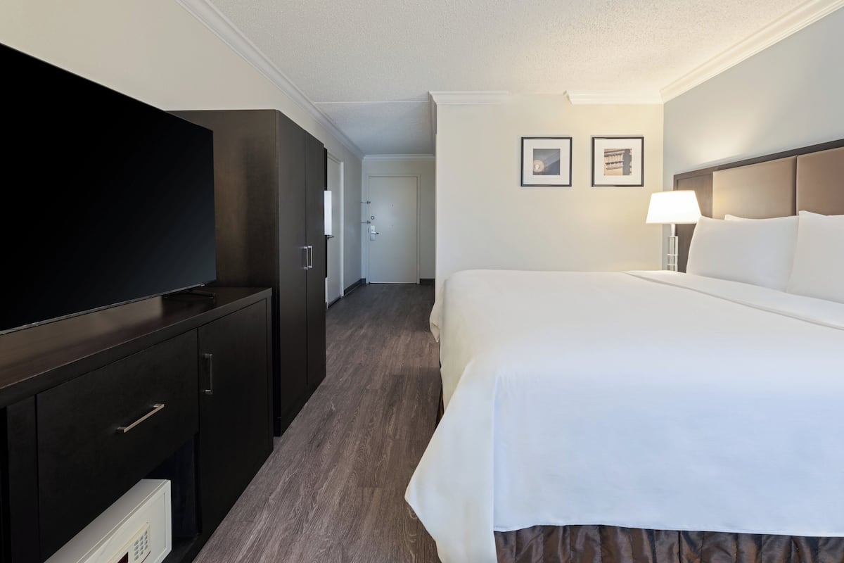 Standard Room, 1 King Bed, Accessible (Communications, Roll-In Shower) | 1 bedroom, premium bedding, in-room safe, desk