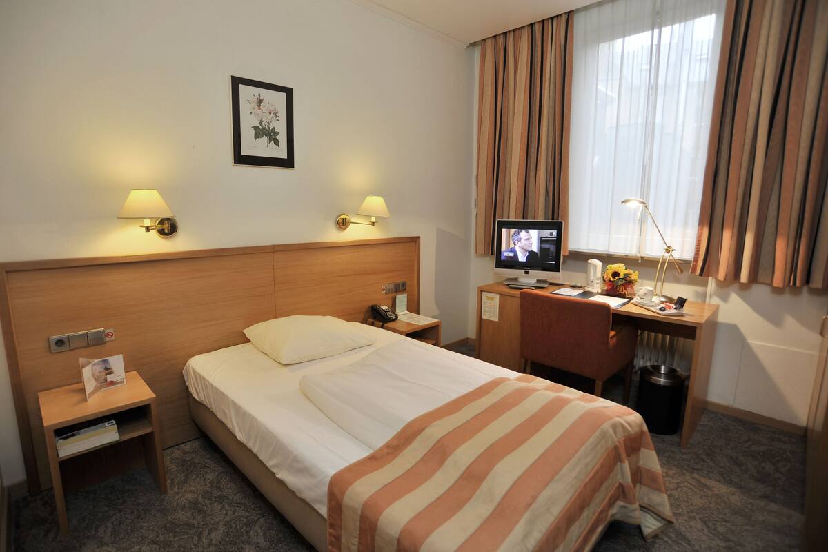 Quarto solteiro | Roupas de cama premium, frigobar, cofres nos quartos, escrivaninha