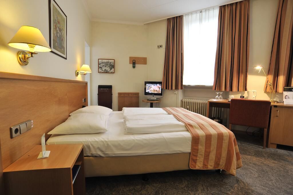 Hochwertige Bettwaren, Minibar, Zimmersafe, Schreibtisch