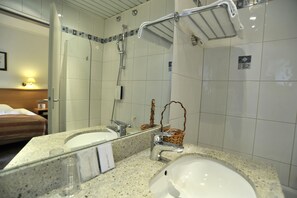 Bathtub, free toiletries, hair dryer, towels - G.t. Central Molitor (Luxembourg City)