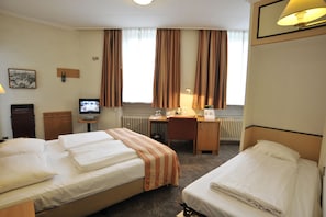Quarto triplo | Roupas de cama premium, frigobar, cofres nos quartos, escrivaninha