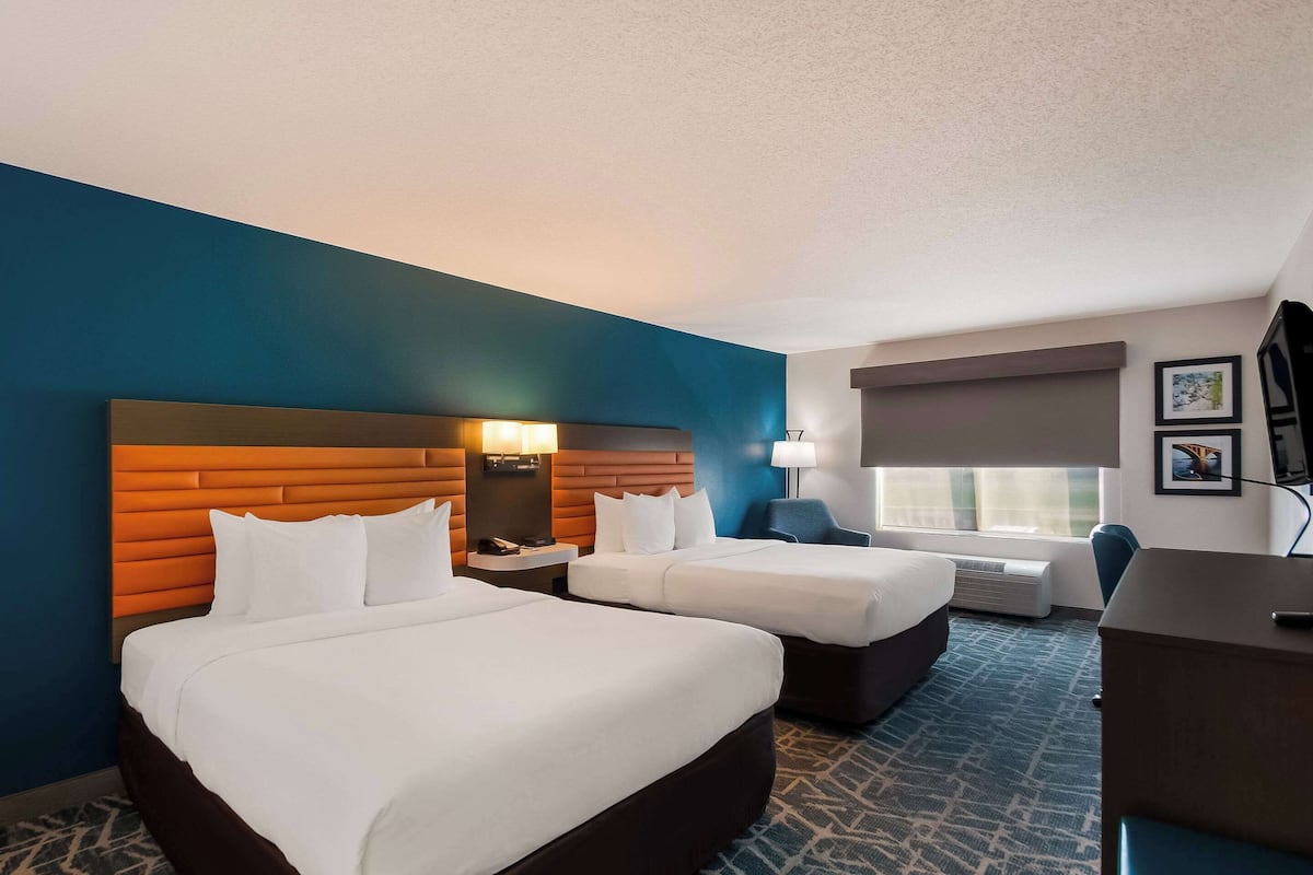 In-room safe, desk, laptop workspace, blackout drapes