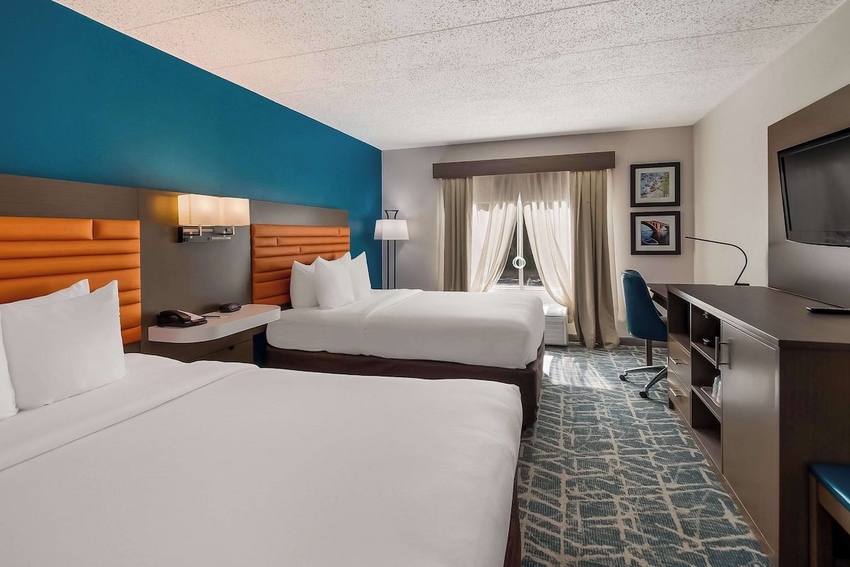 In-room safe, desk, laptop workspace, blackout drapes