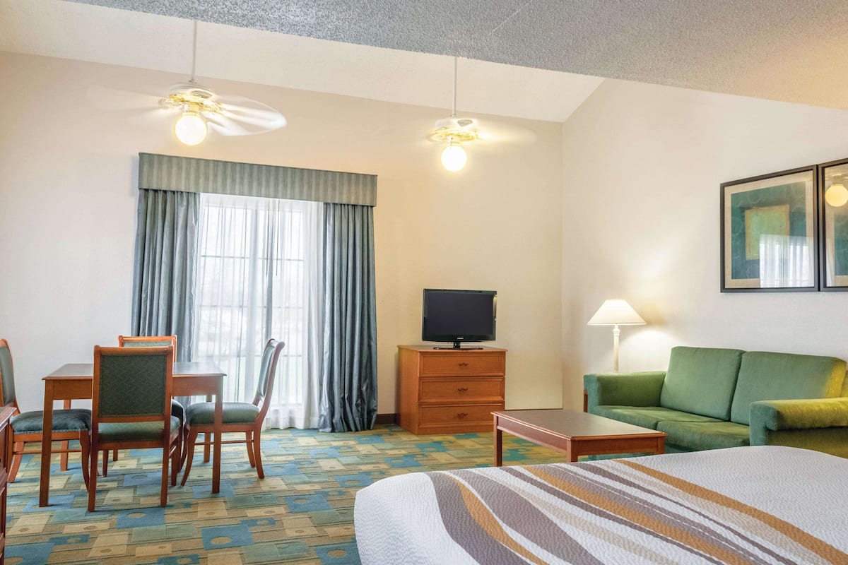 Suite, 1 Queen Bed | Premium bedding, desk, laptop workspace, iron/ironing board