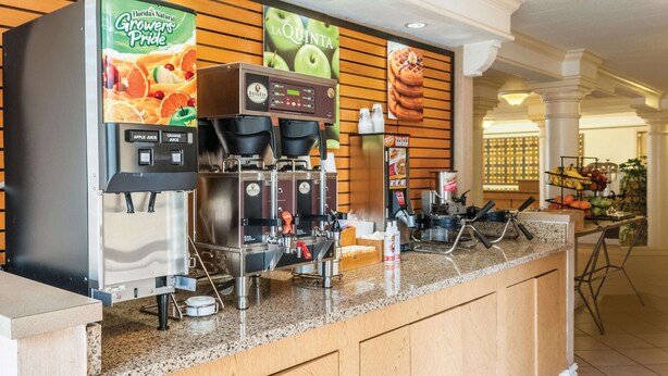 Breakfast area - La Quinta Inn by Wyndham New Orleans West Bank / Gretna (Gretna)