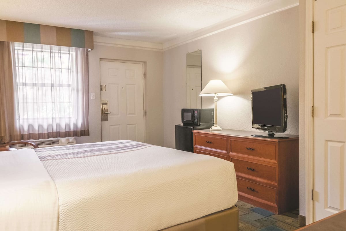Room, 1 King Bed | Premium bedding, desk, laptop workspace, iron/ironing board